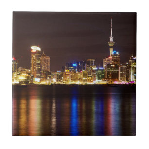 Stadtlandschaft von Auckland bei Nacht Fliese