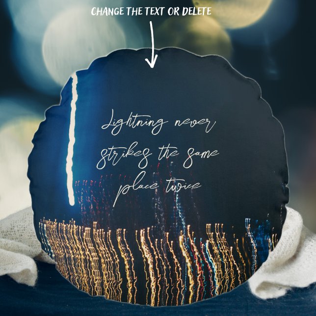 Stadtleuchten auf dunkelblauem Hintergrund Rundes Kissen (Von Creator hochgeladen)