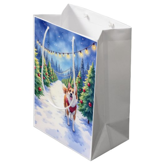 Staffordshire Bull Terrier at Christmas Tree Farm Mittlere Geschenktüte (Rückseite Schrägansicht)