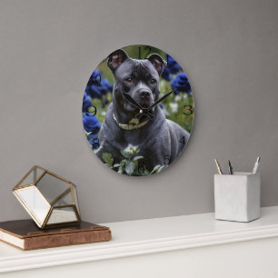 Staffordshire Bull Terrier in Blue Rose Garden, Große Wanduhr