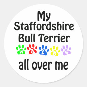 Staffordshire Bull Terrier Walks Design Runder Aufkleber