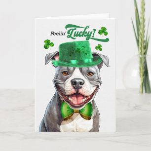 Staffordshire-Hund fühlt sich am St. Patrick's Day Feiertagskarte