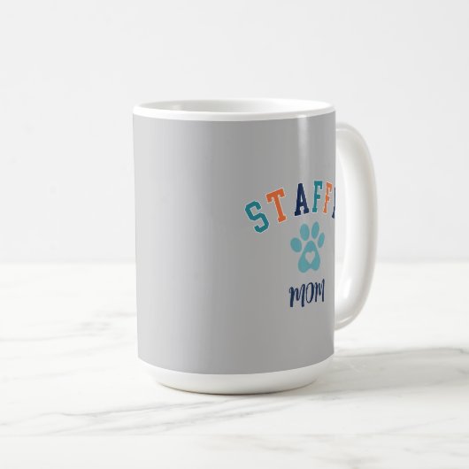 Staffy Mama Pawprint Heart Custom Text Retro Kaffeetasse (VorderseiteRechts)