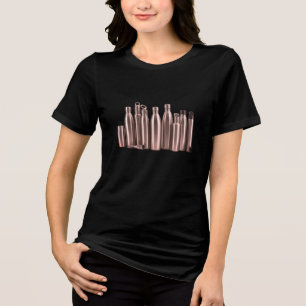 Stahl-Cocktail-Flaschen auf einem schwarzen Kurzar Tri-Blend Shirt