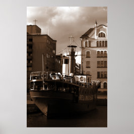 Stahlschiff vor Wohnungen Poster