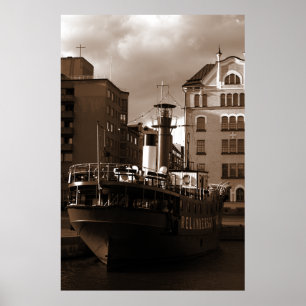 Stahlschiff vor Wohnungen Poster