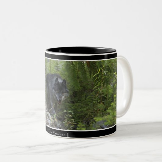 Stalking Gray Wolf & Forest Drink Tasse (VorderseiteRechts)