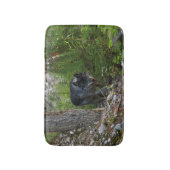 Stalking Gray Wolf und Wilderness Forest Badematte (Vorderseite Vertikal)