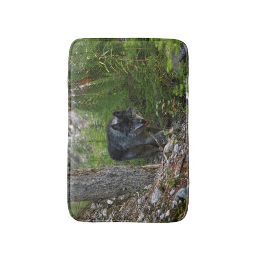 Stalking Gray Wolf und Wilderness Forest Badematte (Vorderseite Vertikal)