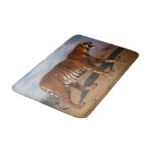 Stalking Tiger (von Rosa Bonheur) Badematte (Schrägansicht)