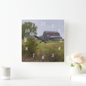 Stall auf der Hügelwand Quadratische Wanduhr (Zuhause)