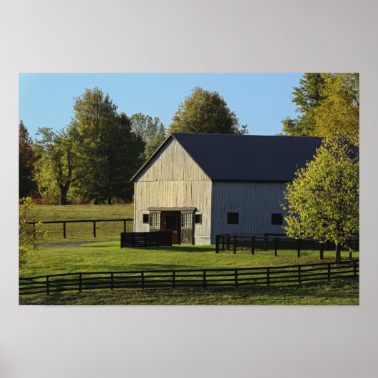 Stall auf einer durchzogenen Pferdefarm bei Sonnen Poster (Vorne)