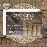 Stall & Boots Rustikaler Cowboy Western Hochzeit Einladung<br><div class="desc">Sagen Sie "I Do" mit einer Touch von rustikalem Charme und Western Flair! Unsere Cowboy-Ranch-Hochzeitseinladungen verfügen über eine verwitterte Holzhütte und einen Holzfußboden, die das authentische Wesen der wilden Grenze einfangen. Zwei Paar ledergetragener Cowboystiefel stehen nebeneinander und symbolisieren so Ihre gemeinsame Reise. Weiche Saitenlichter blinken oben und sorgen für ein...</div>
