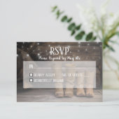 Stall & Boots Rustikaler Cowboy Western Hochzeit RSVP Karte (Stehend Vorderseite)