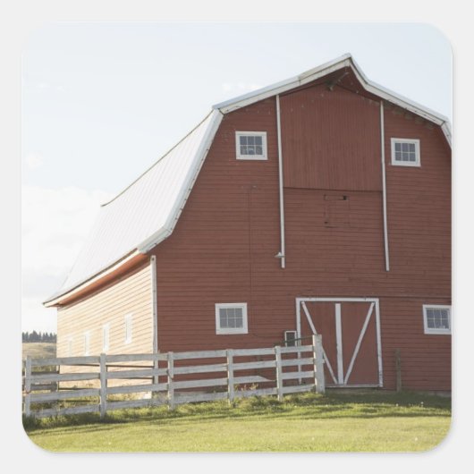 Stall in der ländlichen Landschaft Quadratischer Aufkleber (Vorderseite)