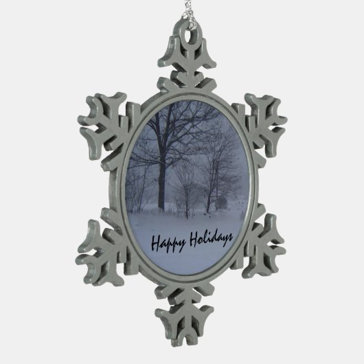 Stall in einem Maine-Schneesturm Schneeflocken Zinn-Ornament (Links)