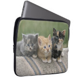 Stall Kätzchen auf einem Pferd Blanket Laptopschutzhülle (Vorne Rechts)