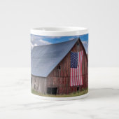 Stall mit amerikanischer Flagge| Colfax, Washingto Jumbo-Tasse (Vorderseite)