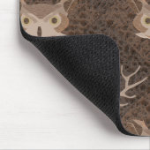 Stall und Hoot Owl über einem braunen Moosmuster Mousepad (Ecke)