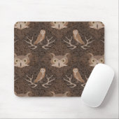Stall und Hoot Owl über einem braunen Moosmuster Mousepad (Mit Mouse)