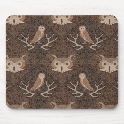 Stall und Hoot Owl über einem braunen Moosmuster Mousepad (Vorne)