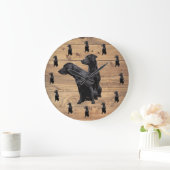 Stallholz Rustikaler schwarzer Labrador Retriever Große Wanduhr (Zuhause)