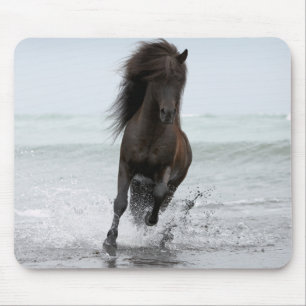 Stallion, der auf Strand Nordatlantik läuft Mousepad