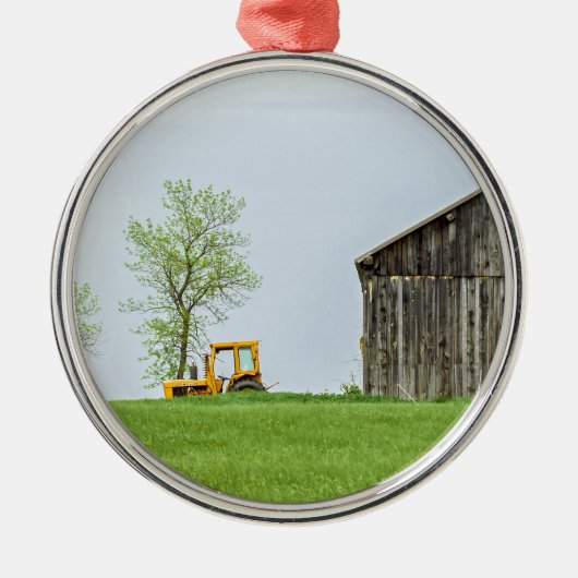 Stallszene mit Traktor Ornament Aus Metall (Vorne)