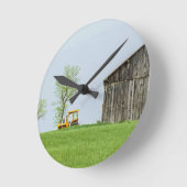 Stallszene mit Traktor Runde Wanduhr (Winkel)