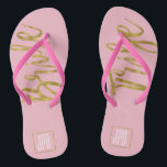 Stamm Flip Flops mit Monogram Typografie Badesandalen<br><div class="desc">Bride Drehte Stamm Flip Flops mit Gold Foil Monogram Typografie für den perfekten Beach Junggeselinnen-Abschied.</div>