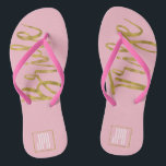 Stamm Flip Flops mit Monogram Typografie Badesandalen<br><div class="desc">Bride Drehte Stamm Flip Flops mit Gold Foil Monogram Typografie für den perfekten Beach Junggeselinnen-Abschied.</div>