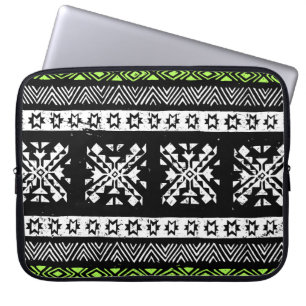 Stamm Navajo, Schwarz-weißes grünes Muster. Laptopschutzhülle