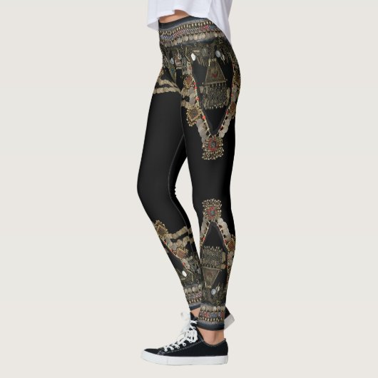 Stammes- Kuchi Bauchtanz: Drapiert in den Leggings (Links)