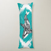 Stammes- Orca gebürstetes aquamarines Seitenschläferkissen (Rückseite (Vertikal))