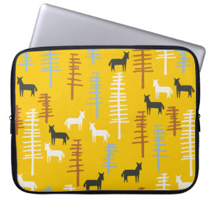 StammesHintergrund mit Pferden und Bäumen, kreativ Laptopschutzhülle