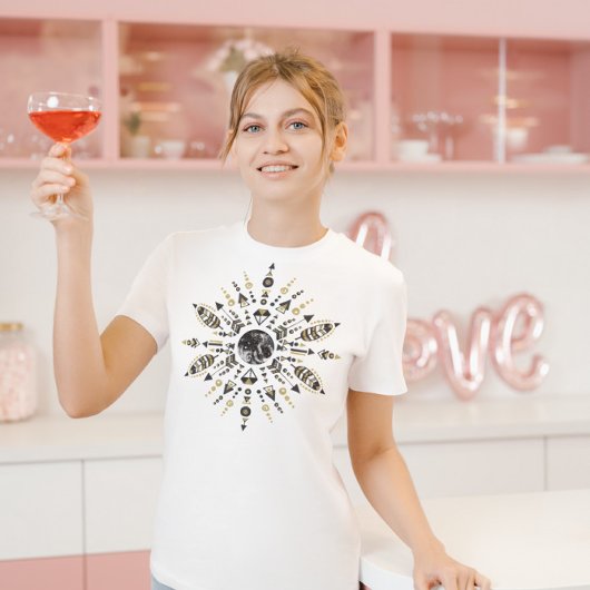 Stammesunburst mit Federn und Pfeilen Tri-Blend Shirt