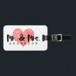 Stamps Heart Rustic Mr & Mrs Monogram Gepäckanhänger<br><div class="desc">Ein geprägtes Herz für Sie und Ihre Liebste. Rustikal,  stilvoll,  süß. Dieses Gepäckanhänger mit weißem Hintergrund,  einem rosa Briefmarke-Style-Herz und wunderschön handgeschriebenem Stiltext. Es macht Spaß und ist gleichzeitig elegant - nur das Gepäckanhänger,  um den Koffer von der Masse abzuspielen.</div>