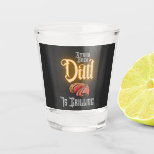 "Stand back Vater" ist Grillangebot für den Sommer Schnapsglas
