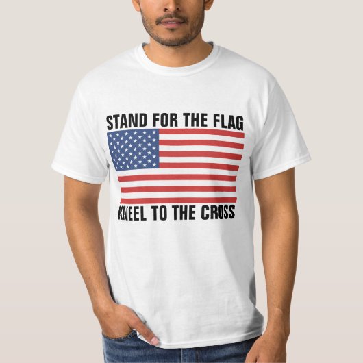 STAND FÜR DEN FLAGKNEL ZUM KREUZ T-Shirt (Vorderseite)