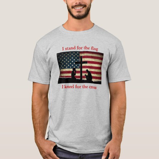 Stand für die Flagge - Kneel für das Kreuz T-Shirt (Vorderseite)