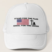 STAND FÜR DIE FLAGGE, KNIEN FÜR DEN QUERhut Truckerkappe (Vorderseite)