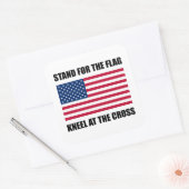 Stand für Fahne-Knie über Kreuz Quadratischer Aufkleber (Umschlag)