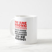 Stand in Ihrer Fehlerhaftigkeits-lustigen Tasse (Vorderseite Links)