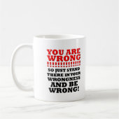 Stand in Ihrer Fehlerhaftigkeits-lustigen Tasse (Links)