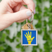 Stand mit dem Ukraine-Platz-Schlüsselanhänger Schlüsselanhänger (Hand)
