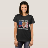 Stand Präsident Trump - amerikanische Flagge Trump T-Shirt (Vorne ganz)