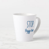 Standard Latte Mug - Stop. Hygge Time. Milchtasse (Rechte Ecke)