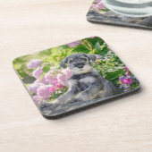 Standard Schnauzer Welpe im blühenden Garten - Getränkeuntersetzer (Linke Seite)