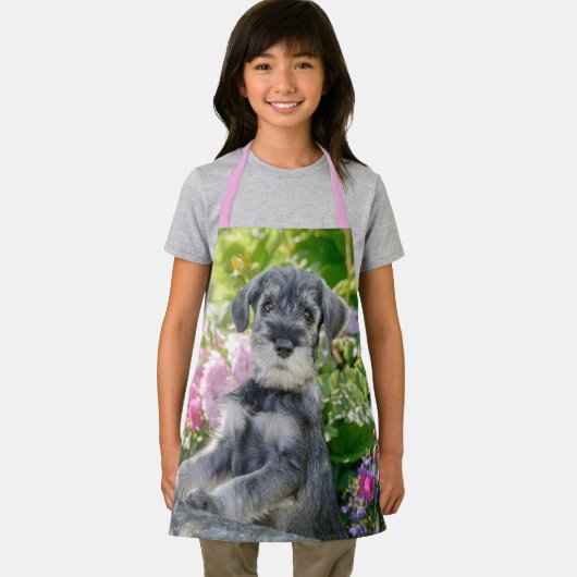 Standard Schnauzer Welpe im blühenden Garten - Schürze (Insitu)