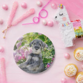 Standard Schnauzer Welpe in einem blühenden Garten Pappteller (Party)